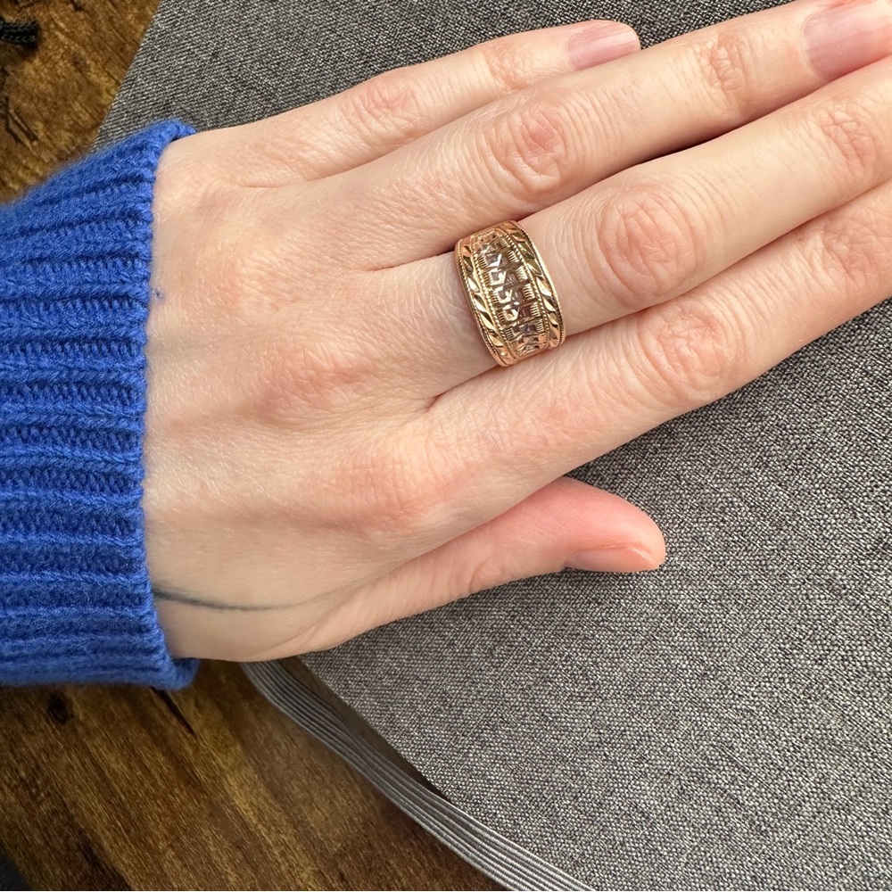 585 gold ring with white gold detail, size approximately 4.75